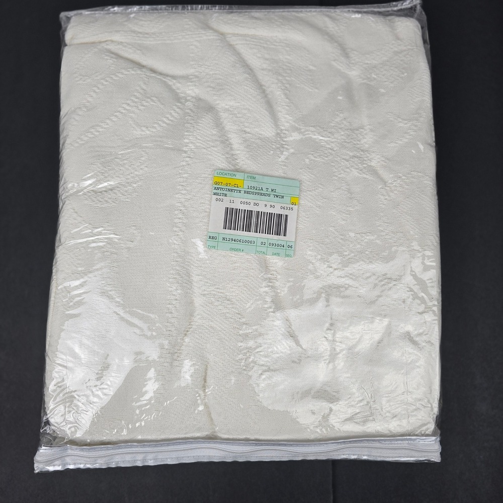 Antoinette Vintage White Twin Bedspread Matelasse Fringe 10921ATWI NEW